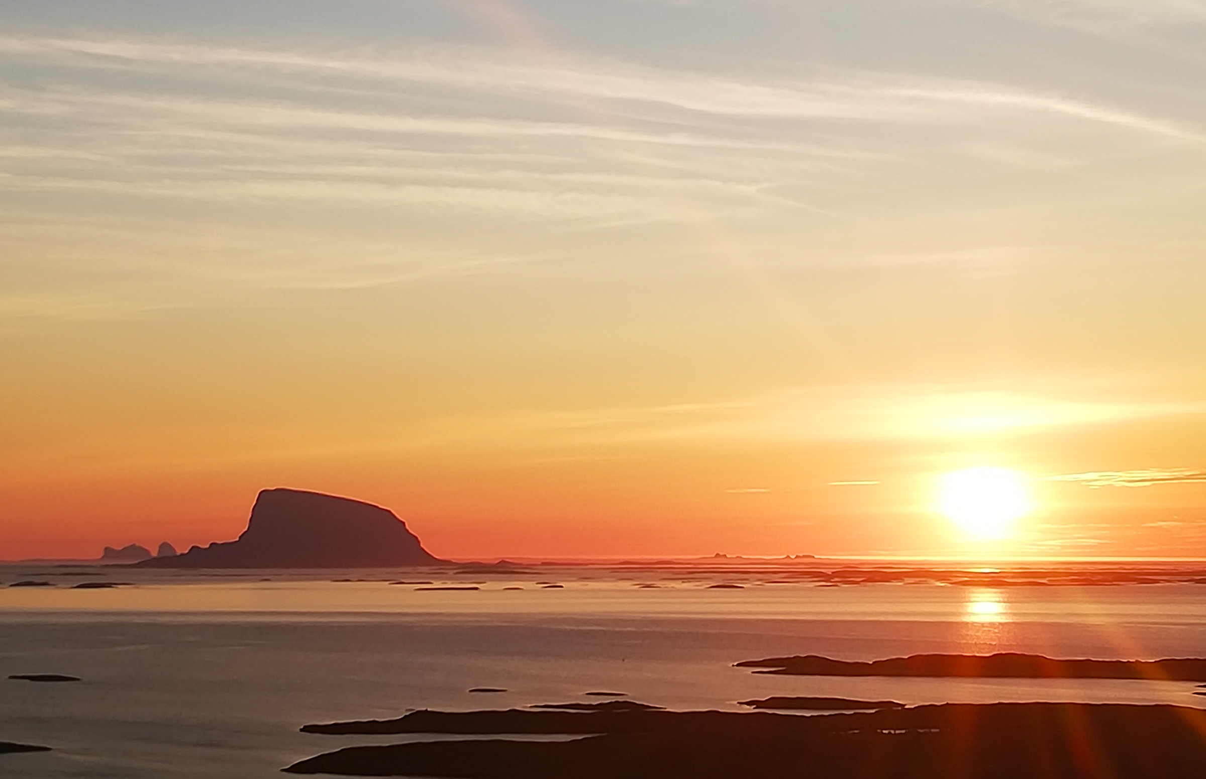 Dønnesfjellet Utsikt mot Lovund og midnattsol fra Dønnesfjellet